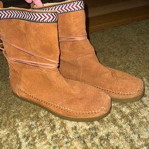 Women’s TOMS Nepal boots Aztec Boho moccasin style Suede boots
